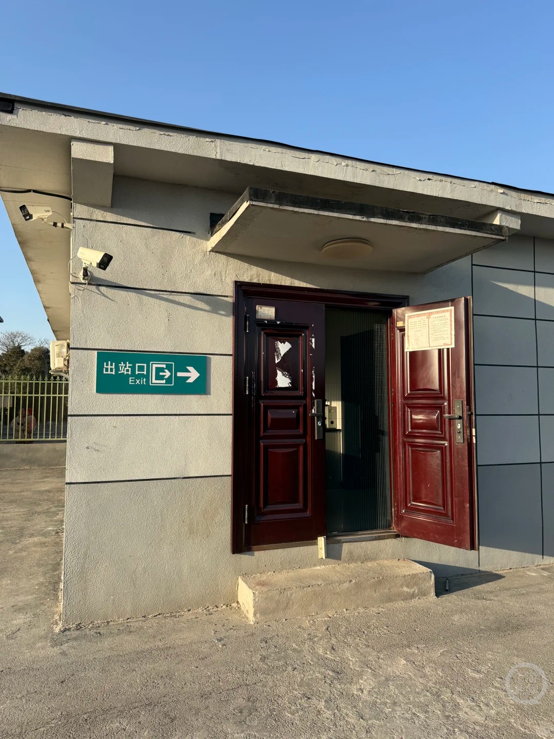 春运期间网友接力晒“最小火车站”：有的出站口没家门大，有的进站要打电话找人开门