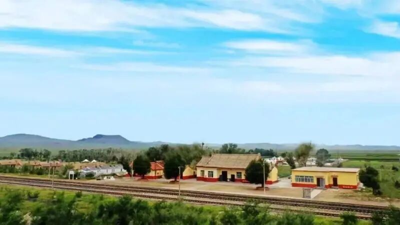 春运期间网友接力晒“最小火车站”：有的出站口没家门大，有的进站要打电话找人开门