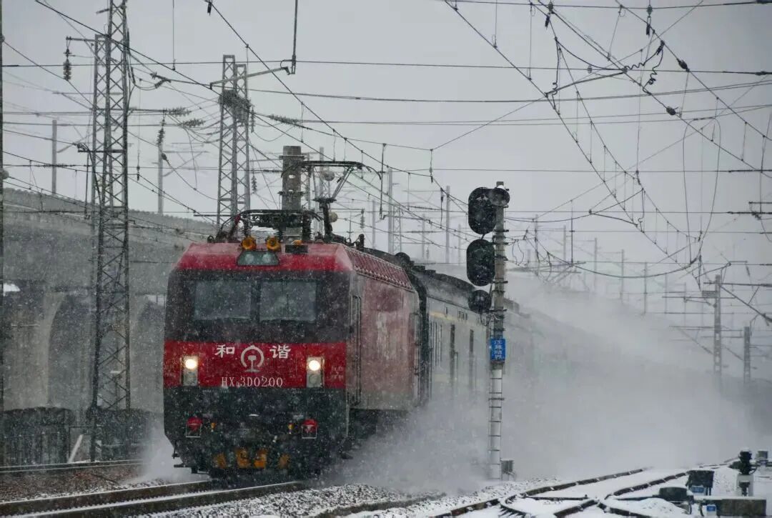 百万网友看过的火车“揉眼睛”，到底怎么个事？