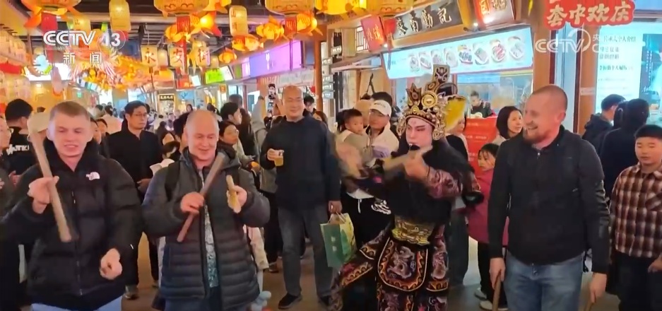 逛古城、品美食、看非遗 外国游客沉浸式体验“中国年” 足迹遍布107个城市