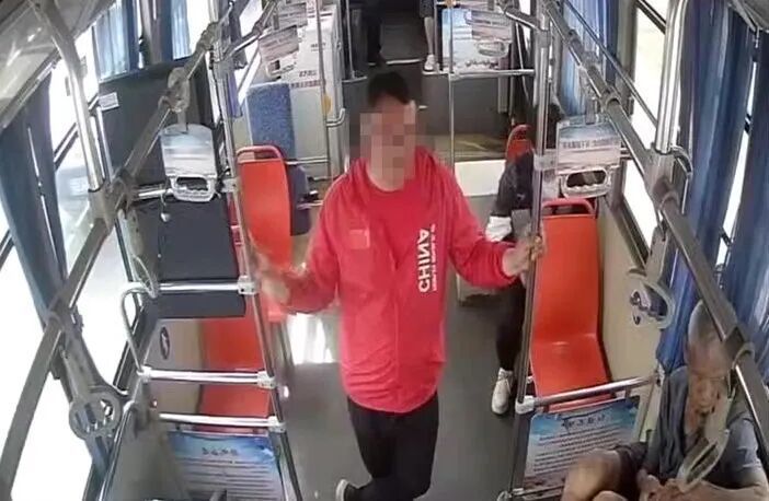 未到站要求下车遭拒绝，男子抢夺公交车方向盘并殴打司机