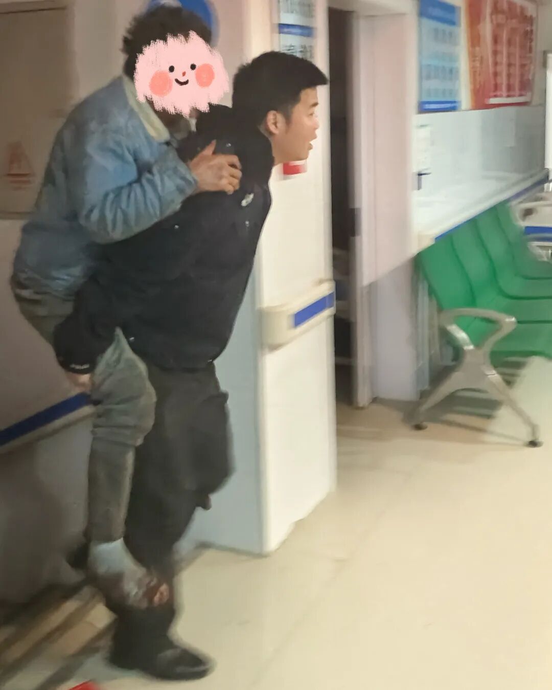 翻越 2 米高墙,他背起老人冲向医院! 翻越 2 米高墙,他背起老人冲向医院!