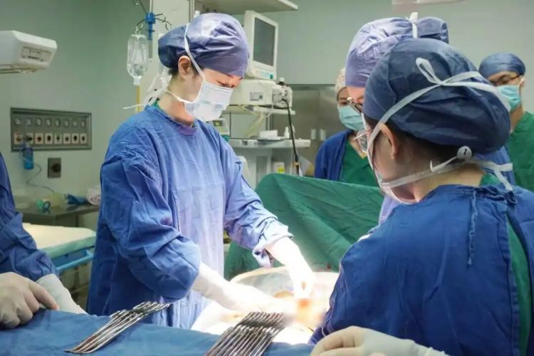 连体女婴分离28年后，当妈妈了！回到当年接受手术的医院生产