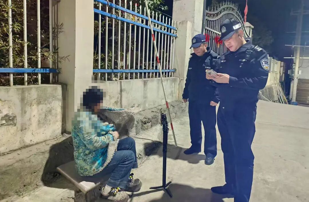 孕妇深夜路边直播求救，谎称羊水破了老公不管、无处可去！民警搜寻近1小时后严肃批评