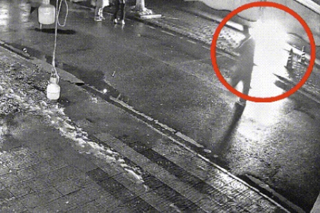 带娃放烟花引发大火，致损超80万元！女子获刑