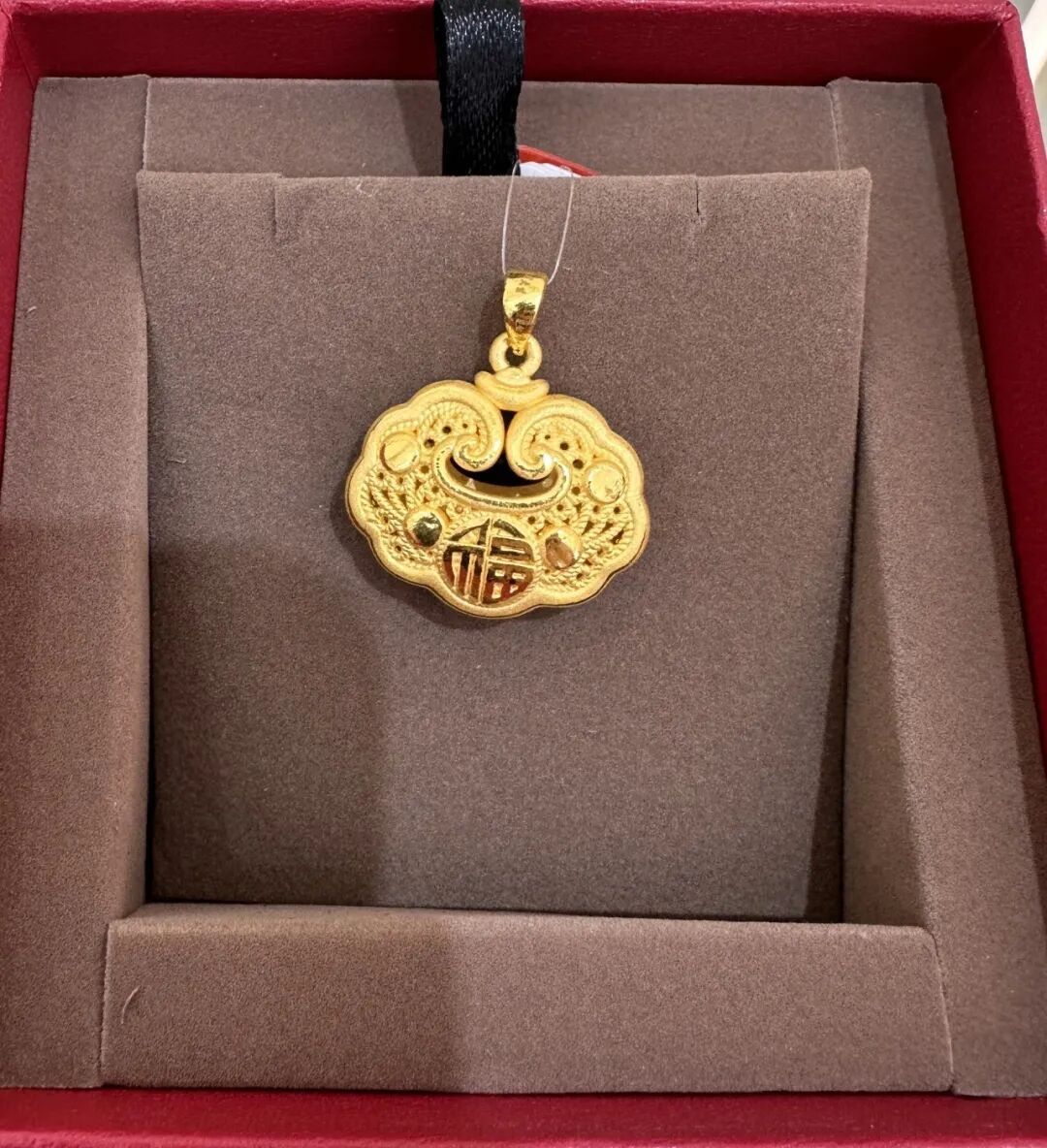 女子旅游归来发现金饰不见,男友却着急去擦厨房的脚印并否认盗窃:只是去拿充电器 女子旅游归来发现金饰不见,男友却着急去擦厨房的脚印并否认盗窃:只是去拿充电器