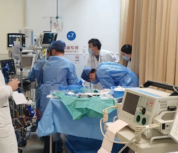 返程堵车10小时，女子伸个懒腰突然倒地昏迷被送进ICU，医生提醒：不止一例