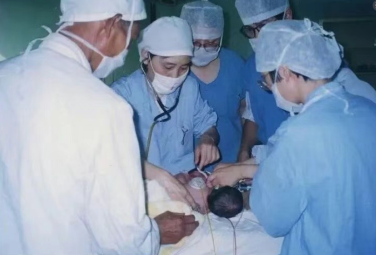 连体女婴分离28年后，当妈妈了！回到当年接受手术的医院生产