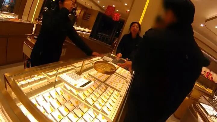 老人狂买26万元金条!扬州一金店员工暗中报警 老人狂买26万元金条!扬州一金店员工暗中报警
