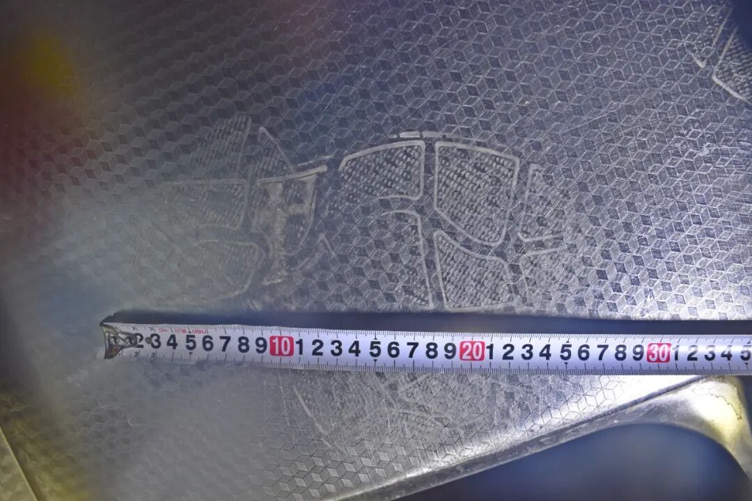 家中黄金首饰不翼而飞，厨房台面上的脚印让她对男友起了疑心