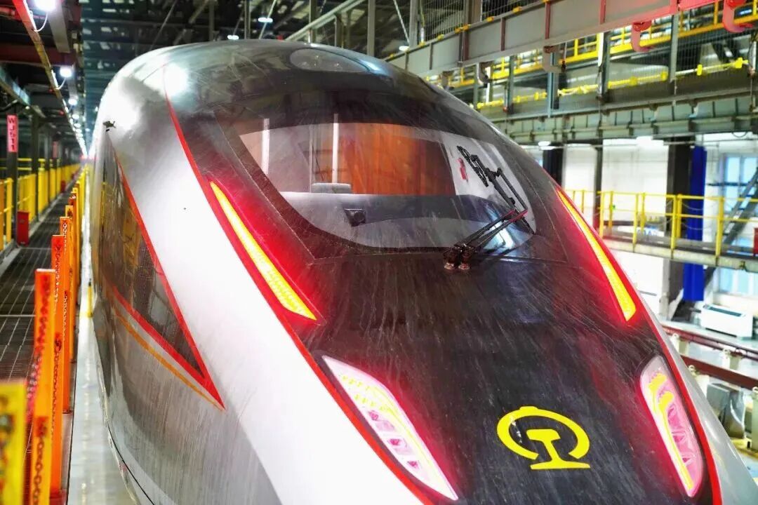 百万网友看过的火车“揉眼睛”，到底怎么个事？