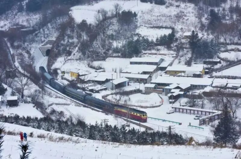 春运期间网友接力晒“最小火车站”：有的出站口没家门大，有的进站要打电话找人开门