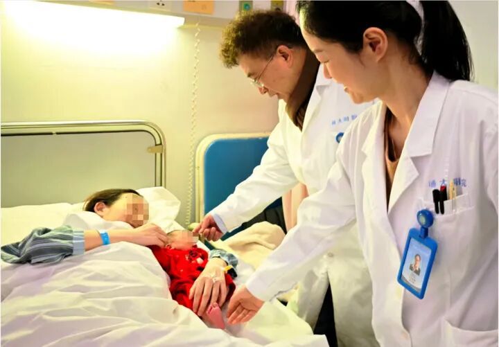 28年前江苏首例接受连体婴儿分离手术的女婴，回到出生的医院诞下“马宝宝”