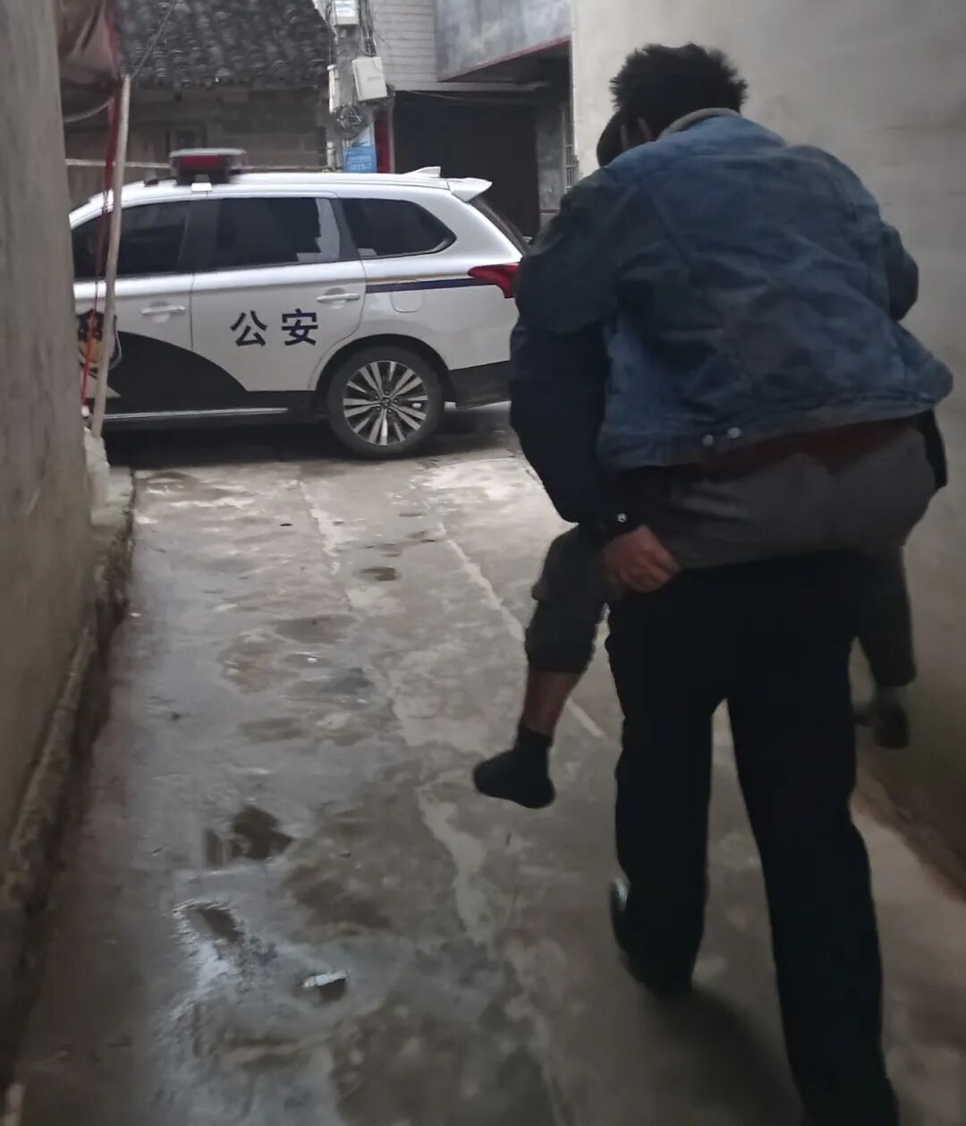 翻越 2 米高墙,他背起老人冲向医院! 翻越 2 米高墙,他背起老人冲向医院!