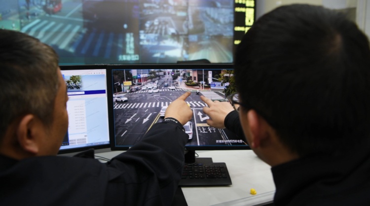 一个月内连“撞”15次!碰瓷诈骗男子被刑拘 一个月内连“撞”15次!碰瓷诈骗男子被刑拘