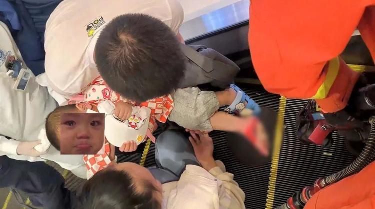 4名女孩在扶梯上突然向后仰倒,81斤的她救了所有人 4名女孩在扶梯上突然向后仰倒,81斤的她救了所有人