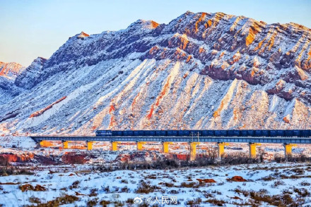 列车穿越雪后戈壁上演硬核浪漫