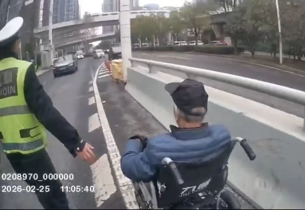 事发武汉二七长江大桥,2人车流中逆行飞奔!现场画面传来 事发武汉二七长江大桥,2人车流中逆行飞奔!现场画面传来