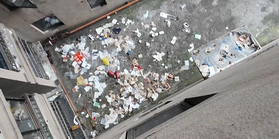 男子家中半年6次被高空抛物：烟头、纸巾、大便、玻璃瓶！