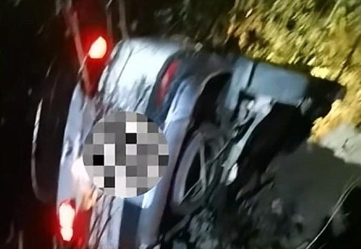 湖南一家三口车辆侧翻到路边斜坡,在车内不敢动弹,被路过的好心司机救出 湖南一家三口车辆侧翻到路边斜坡,在车内不敢动弹,被路过的好心司机救出