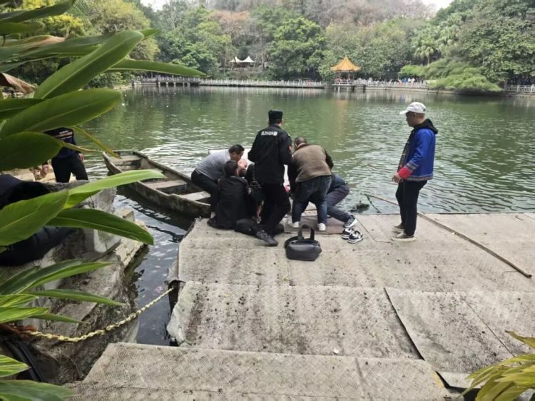 大年初七,柳州鱼峰公园突发这一幕,被好多人看到了!园方紧急提醒 大年初七,柳州鱼峰公园突发这一幕,被好多人看到了!园方紧急提醒
