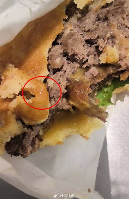 男子在汉堡店吃出疑似钢针异物 当地市监部门:正在调查 男子在汉堡店吃出疑似钢针异物 当地市监部门:正在调查