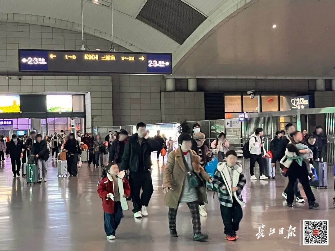 武昌火车站火出圈！已坚持几十年，网友：听着听着就哭了