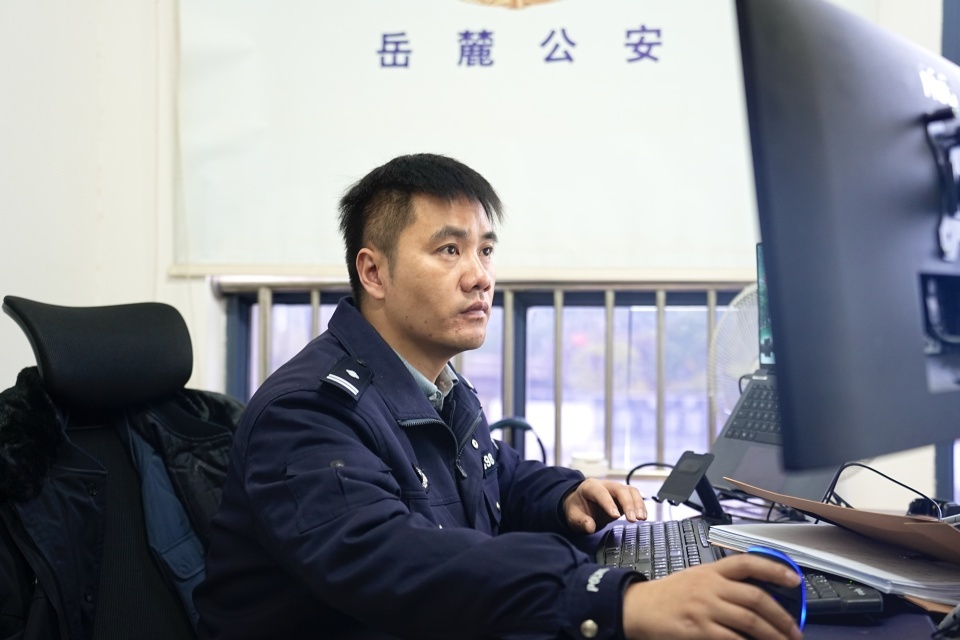 女子网上学“薅羊毛”技巧，连续13次网购后AI修图索赔