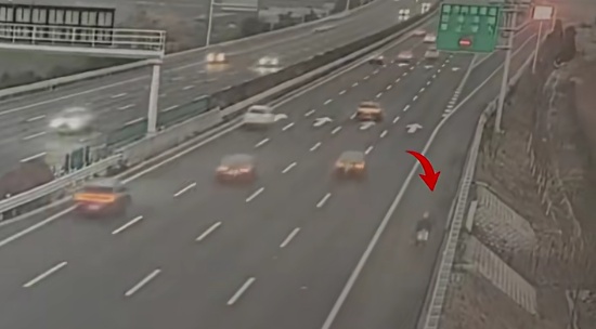 吓人!镇江一外卖小哥,送外卖送上了高速 吓人!镇江一外卖小哥,送外卖送上了高速