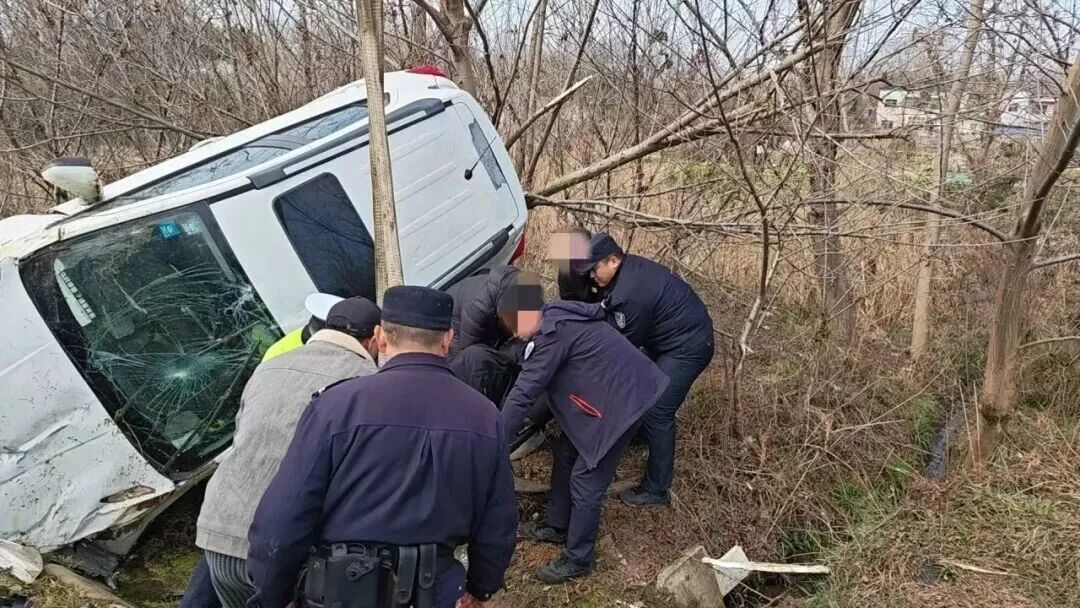 镇江一车辆发生侧翻,2人被困! 镇江一车辆发生侧翻,2人被困!