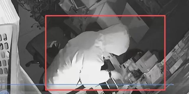 凌晨砸门盗窃,下午落网!21部手机2部平板悉数追回 凌晨砸门盗窃,下午落网!21部手机2部平板悉数追回