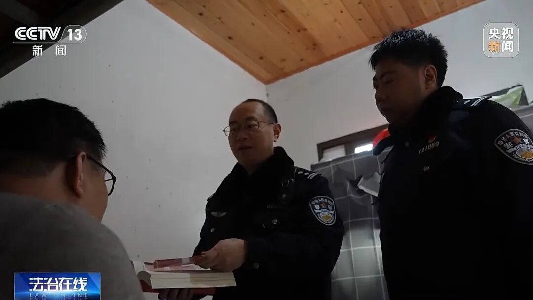 反诈最前沿丨挖空书本藏6万现金寄给网恋女友 反诈最前沿丨挖空书本藏6万现金寄给网恋女友