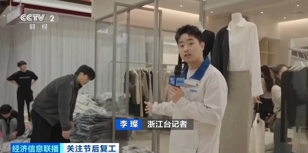 春装上新、AI设计 服装市场开市“抢单”忙 春装上新、AI设计 服装市场开市“抢单”忙