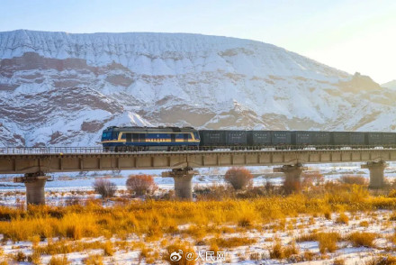 列车穿越雪后戈壁上演硬核浪漫