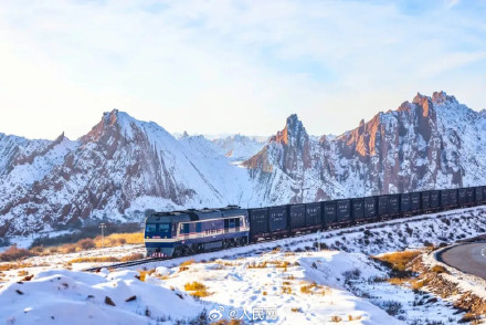 列车穿越雪后戈壁上演硬核浪漫