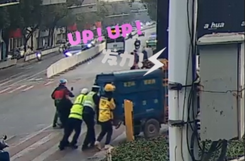 环卫作业车突遇故障,下一秒收获太多感动 环卫作业车突遇故障,下一秒收获太多感动
