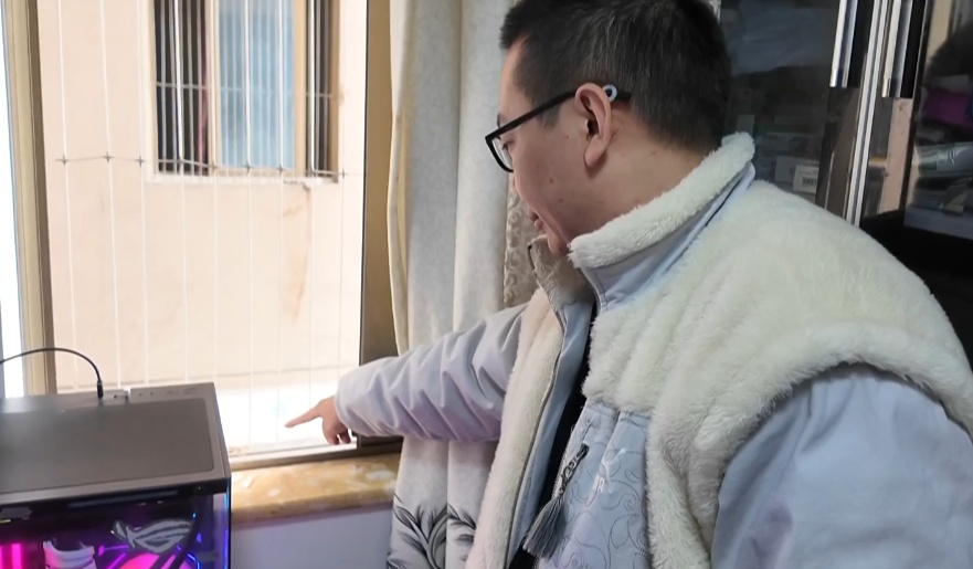 男子家中半年6次被高空抛物：烟头、纸巾、大便、玻璃瓶！