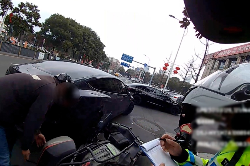 一个月连“撞”15次！“碰瓷”男子非法获利数千元，被刑拘