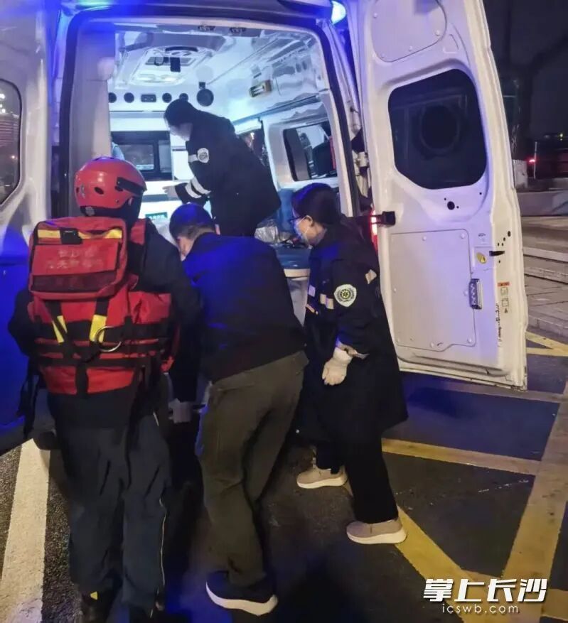 女孩深夜从银盆岭大桥跳入湘江，长沙水警4分钟极速救援