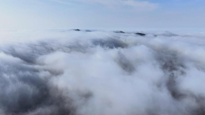 江西庐山：出现壮阔瀑布云