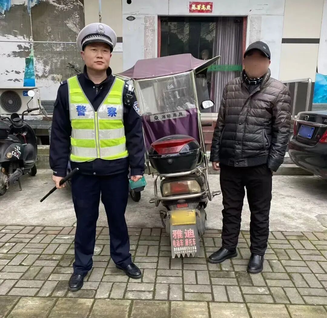 以为中午交警下班，湖南一男子酒后驾驶摩托被查，现场求情：我唱首歌算了