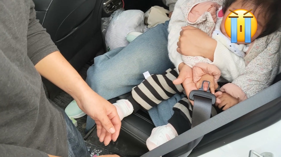 勒出血印!车上这个地方会“咬”孩子手,很多家长都没注意 勒出血印!车上这个地方会“咬”孩子手,很多家长都没注意