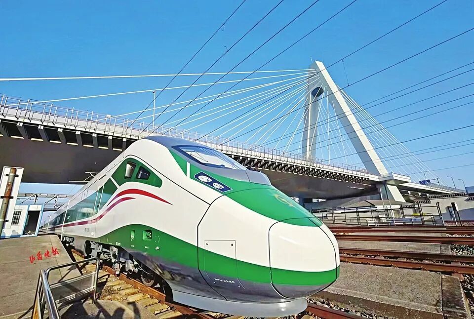 “大同造”复兴号动车组列车首次上线春运