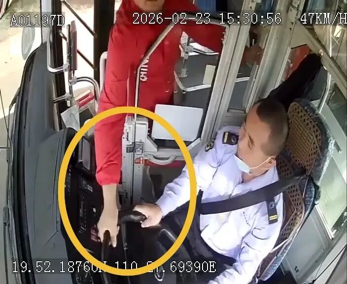 下车遭拒,海南男子抢方向盘、持续殴打公交司机1分钟,警方介入调查 下车遭拒,海南男子抢方向盘、持续殴打公交司机1分钟,警方介入调查
