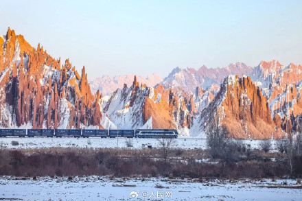 列车穿越雪后戈壁上演硬核浪漫