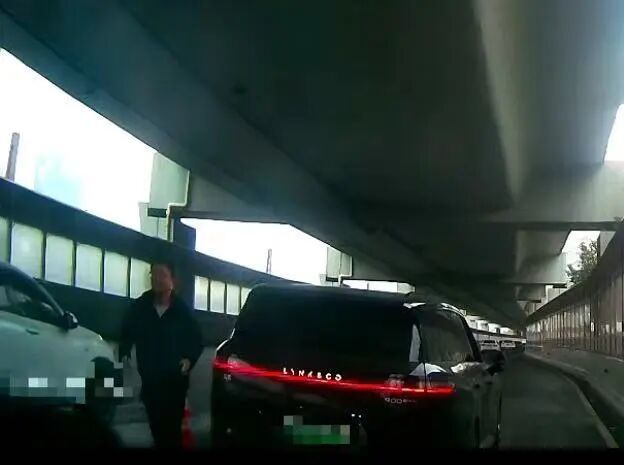 事发武汉二七长江大桥,2人车流中逆行飞奔!现场画面传来 事发武汉二七长江大桥,2人车流中逆行飞奔!现场画面传来