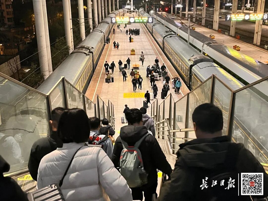 武昌火车站火出圈！已坚持几十年，网友：听着听着就哭了