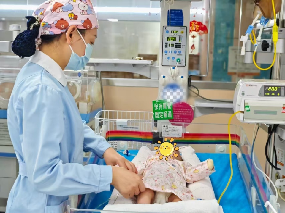 2个月男婴胃壁被巨大畸胎瘤贯穿,医生:400克肿块占其体重十分之一 2个月男婴胃壁被巨大畸胎瘤贯穿,医生:400克肿块占其体重十分之一