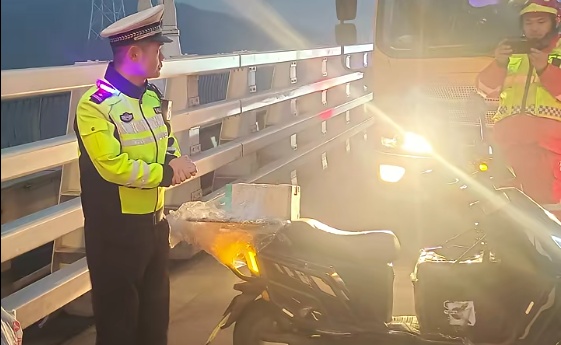 吓人!镇江一外卖小哥,送外卖送上了高速 吓人!镇江一外卖小哥,送外卖送上了高速