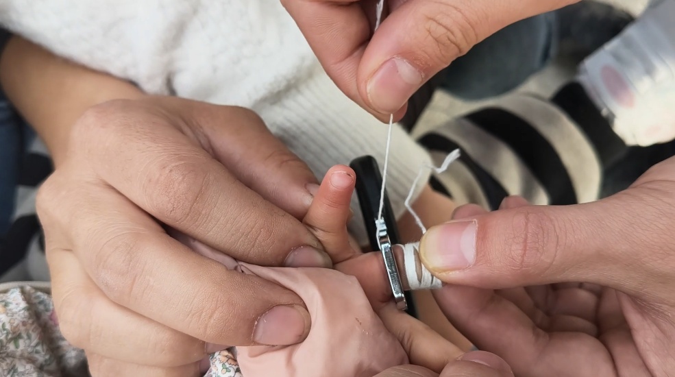 勒出血印!车上这个地方会“咬”孩子手,很多家长都没注意 勒出血印!车上这个地方会“咬”孩子手,很多家长都没注意